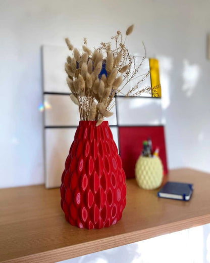 Red 3D Printed Vase: Geometric Wavy PLA Decor-Digital Chaotik